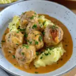 Hackbällchen in cremiger Sauce mit Kartoffelpüree